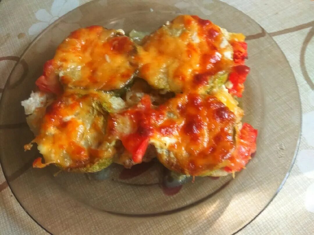 Рыба с кабачками в духовке. Лосось с овощами в духовке в фольге. Белая рыба и кабачки. Красная рыба с кабачками в духовке. Рыба кабачок фото.