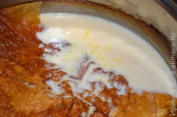 ряженка в глиняном горшочке. топленое в печи молоко. топленое молоко в печи. топленое молоко с пенкой. топленое в печи молоко.