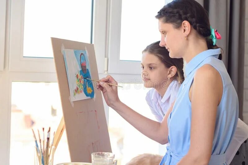 Ребенок рисует с мамой на мольберте. Мама смотрит как дети играют рисовать. Куда поступать на учителя. Daughter watches mom