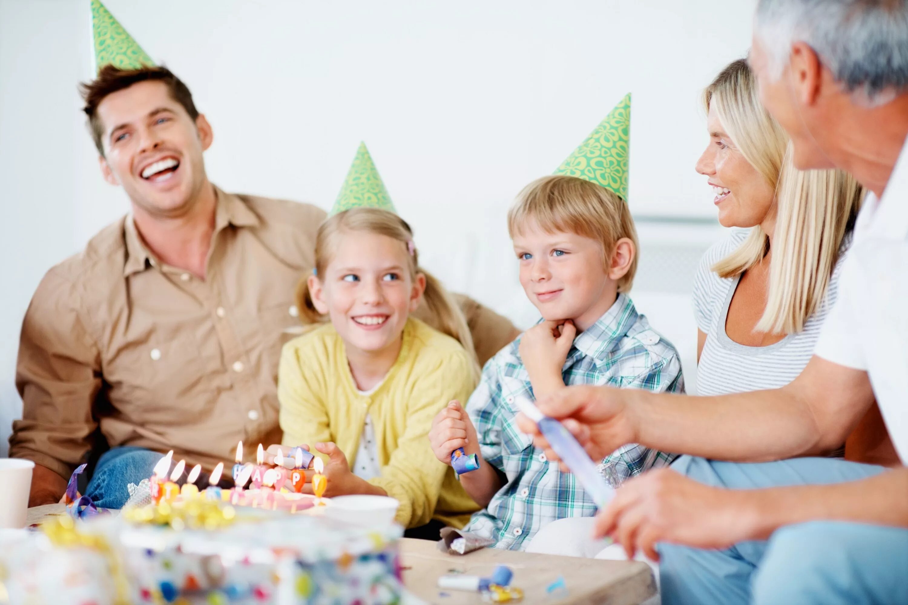 A birthday. Семейный праздник день рождения. С днём рождения ребёнку. С днем рождения семьи. Семья празднует день рождения.