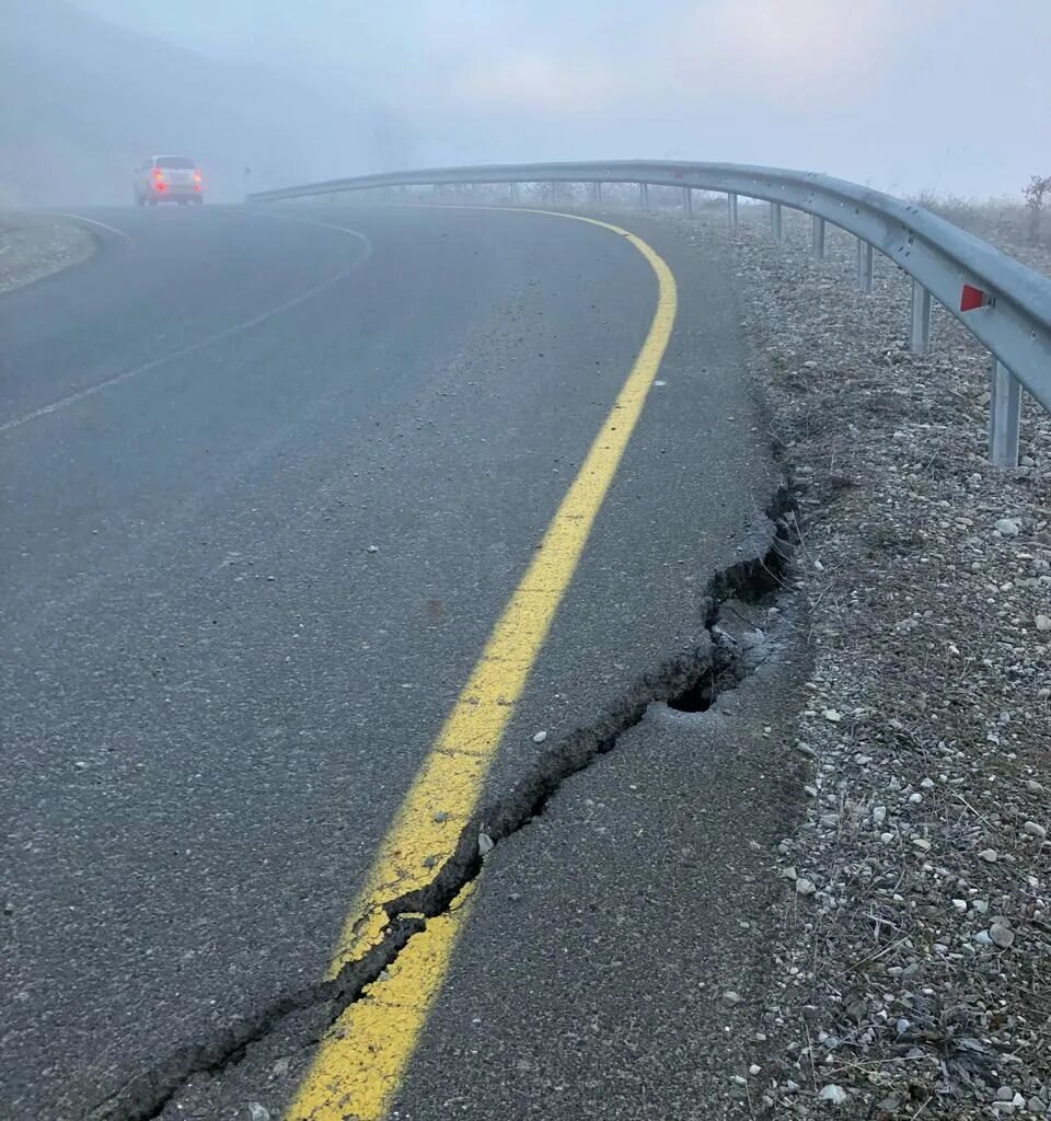 Тиличики землетрясение 2006. Землетрясение трещины в земле. Землетрясение асфальт. Землетрясение разлом. Асфальт.