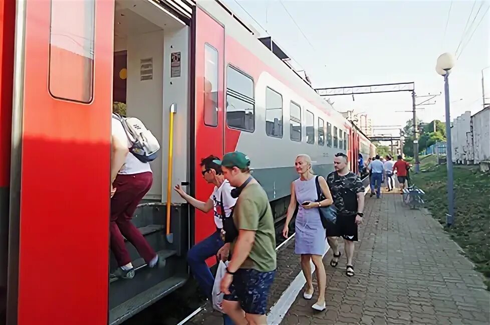 Пенсионеры в поезде. Льготный проезд на электричке для пенсионеров. Проезд пенсионерам. Категории граждан имеющих право на льготы. Поезд на электричку льготы.