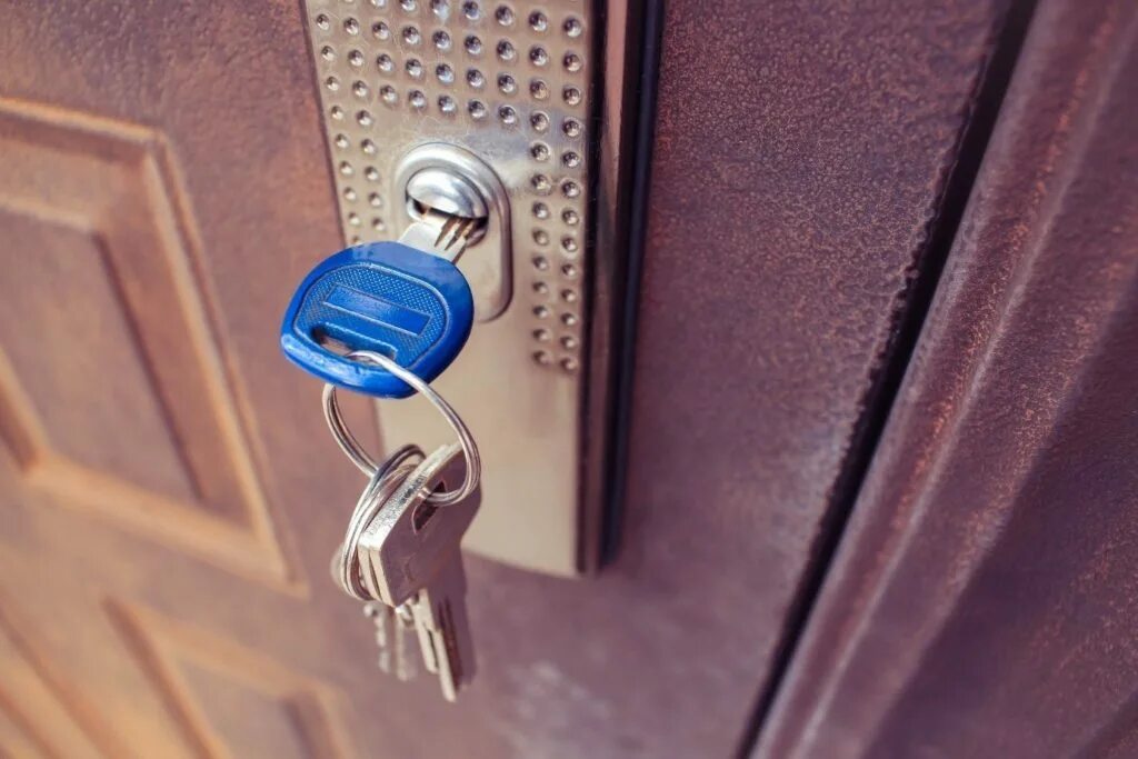 Атра диерре комплект ключей. Закрытая на ключ дверь. Запертая дверь. Ключ от входной двери в квартиру. Запертая дверь.