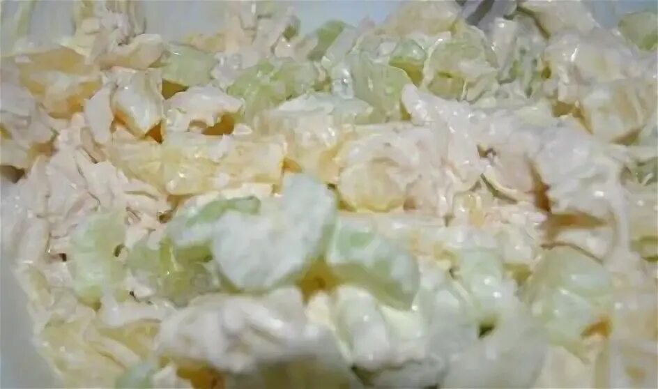 Салат с курицей ананасами салатом айсберг. Салат экзотика. Салат экзотика с ананасом и курицей. Салат уолдорф. Салат с ананасом сельдереем яблоком и курицей.