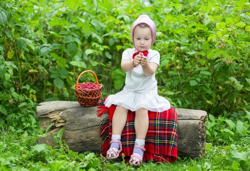 Фотосессия детская в лесу с грибами. Кушать клубнику. Дети собирают грибы в лесу. Девочка и мальчик собирают грибы фото. Дети собирают малину картинка для детей.