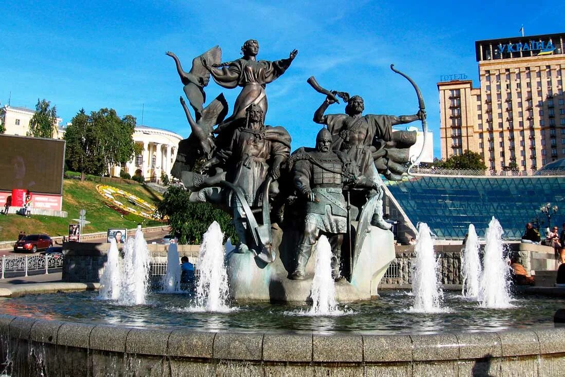 Киев. Киев достопримечательности. Памятники в Киеве современные. Киев фото