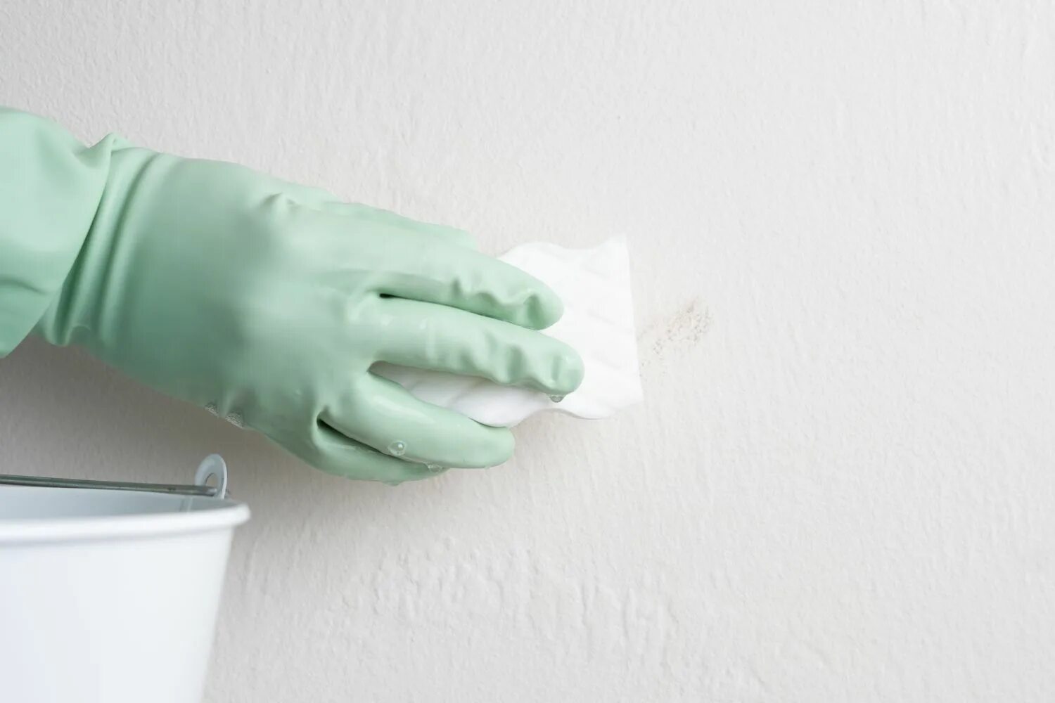 Clean smooth. Wall cleaning. можно ли мыть крашеную стену. cleaning wallpaper. wallpaper clean form.