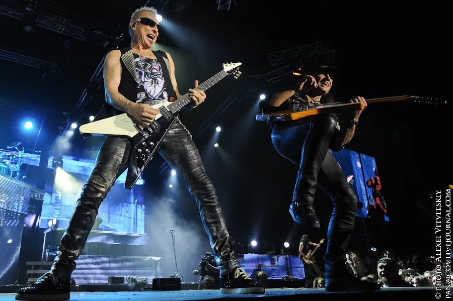 Ветер перемен клип. Scorpions концерт в москве в 1989. Скорпионс песня про москву. Скорпионс парк горького. Скорпионс 1989.