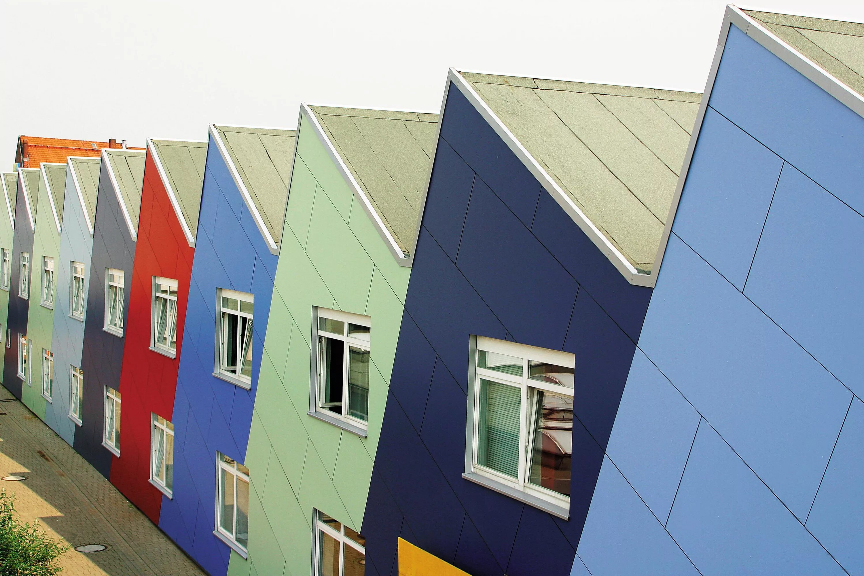 полимер фасады. кассетный фасад 2021. композитные панели alucobond 9003. вентфасад металлокассеты. фасад полимер пласт.