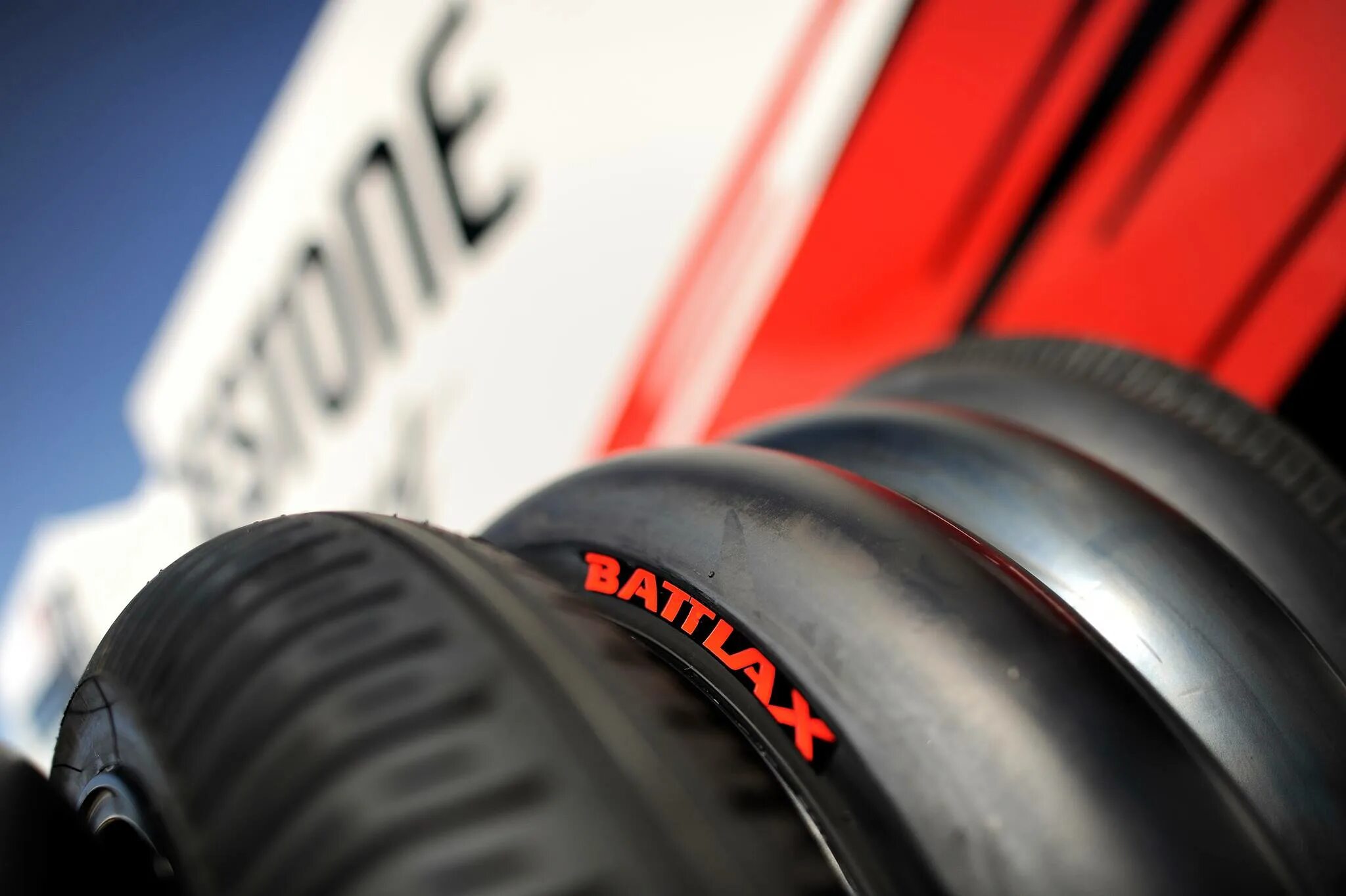 Шины премиум класса. Bridgestone tyre. покрышки премиум. жесткая резина. bridgestone рукав.