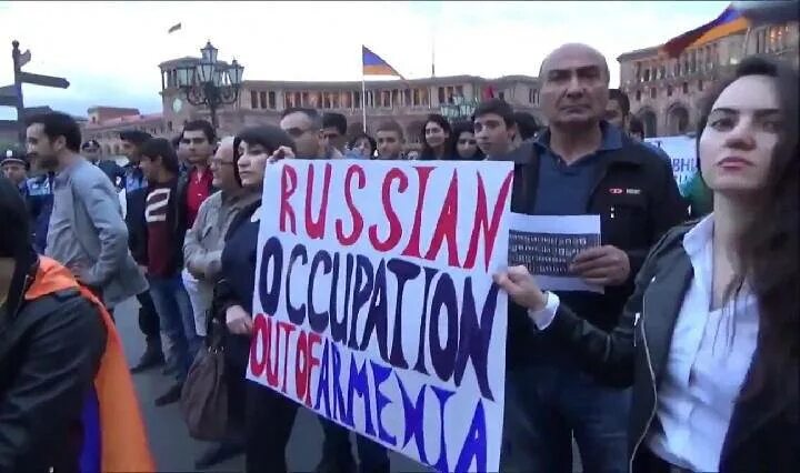 Протесты в ереване 2020. Антироссийские митинги в ереване. Азербайджанский батл как называется. Против армянский. Против армянский.