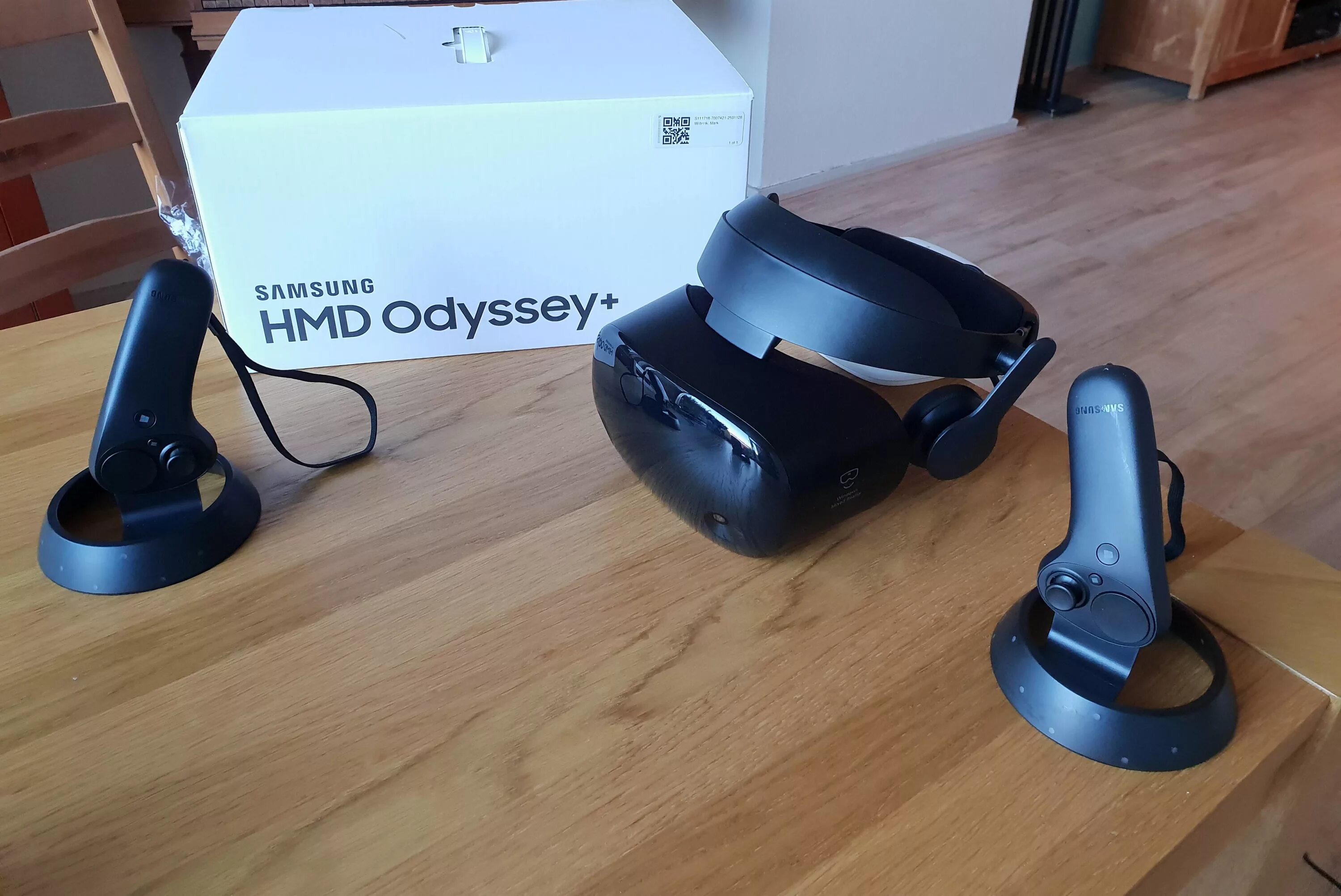 Samsung hmd odyssey plus. Samsung hmd odyssey plus. Samsung hmd odyssey контроллеры. Vr шлем samsung odyssey plus. Samsung hmd odyssey.