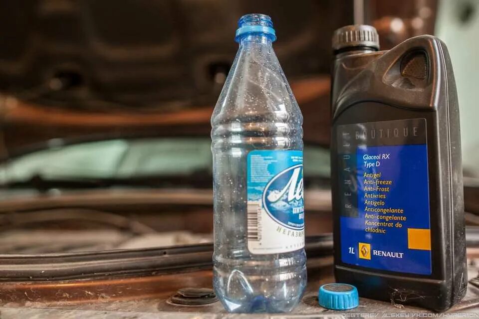 Тосол вода. Дистиллированная вода для антифриза. вода в охлаждающей жидкости. тосол смешать с антифризом. тосол смешивать с водой.
