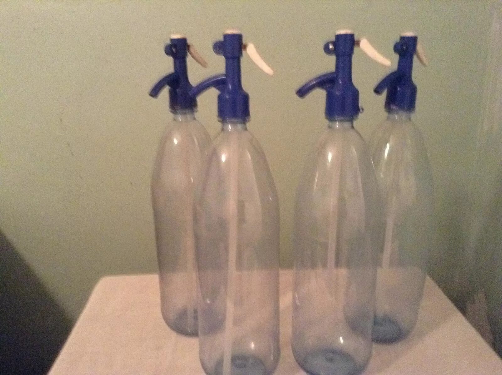 Маркировка пластиковых бутылок. Многоразовая бутылка. Маркировка пищевого пластика для пищевых продуктов для воды. Пластиковая посуда для пикника. Набор пластиковой посуды многоразовый.