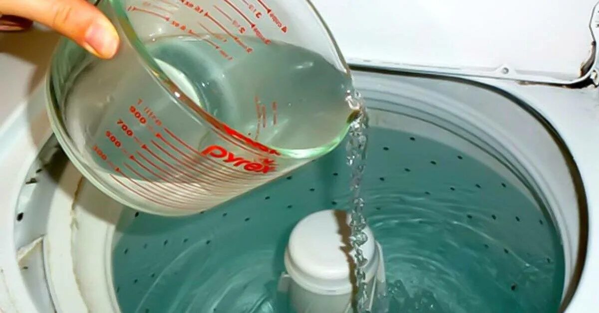 Можно ли в стирку добавлять уксус. Уксус для стирки. vinegar стиральная машинка. уксус в стиральную машину. ополаскивание в дистиллированной воде.