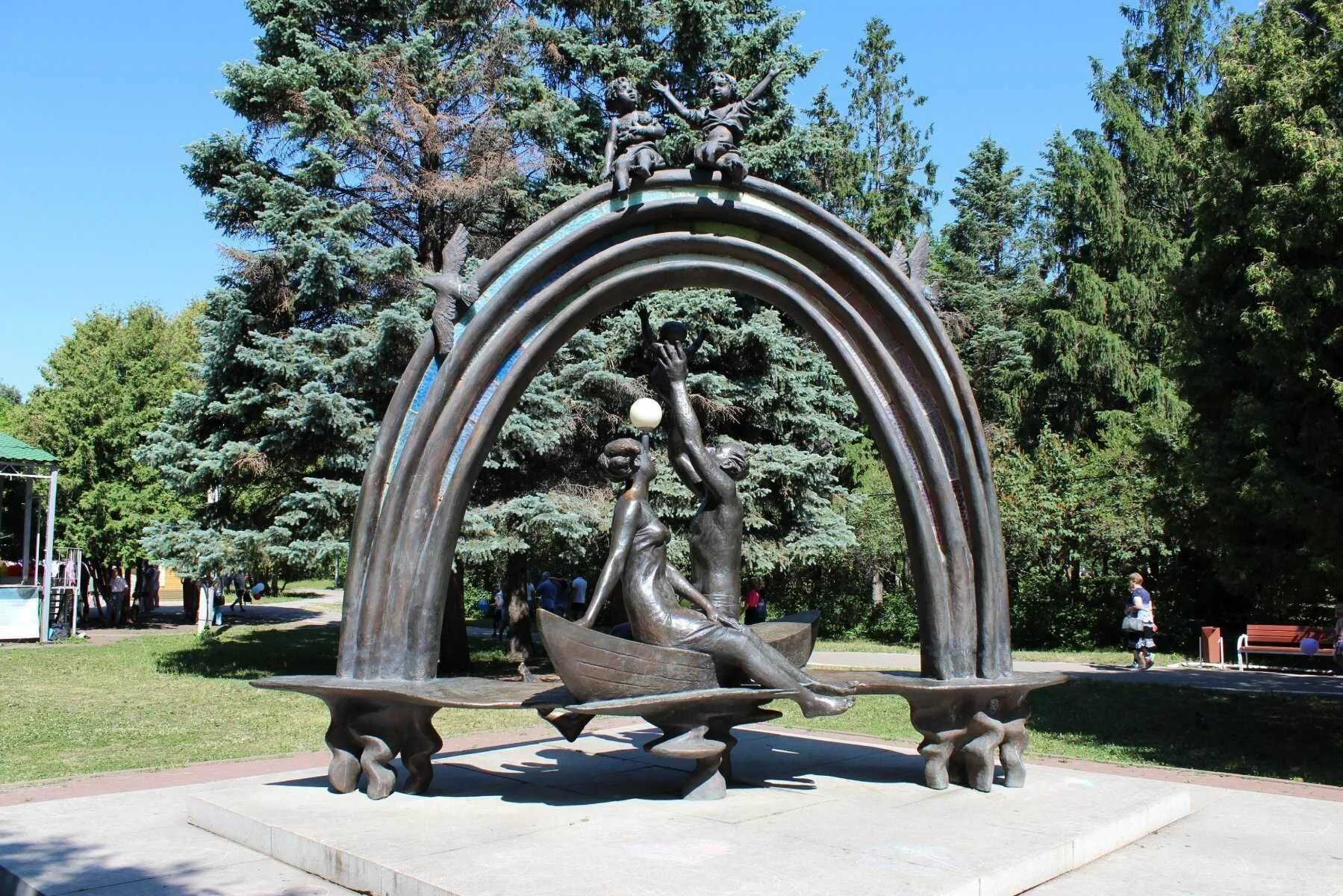 Ульяновск город семей. Сквер маргелова ульяновск. Аттракционы в парке победы ульяновск. Парк семейный ульяновск. Парк семья ульяновск памятник].