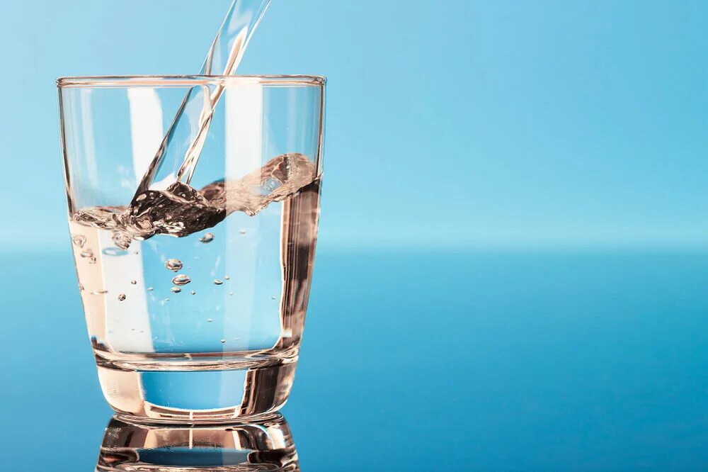 Стакан воды. Стакан чистой воды. Красивые стаканы для воды. Чистая вода. Нужно пить чистую воду