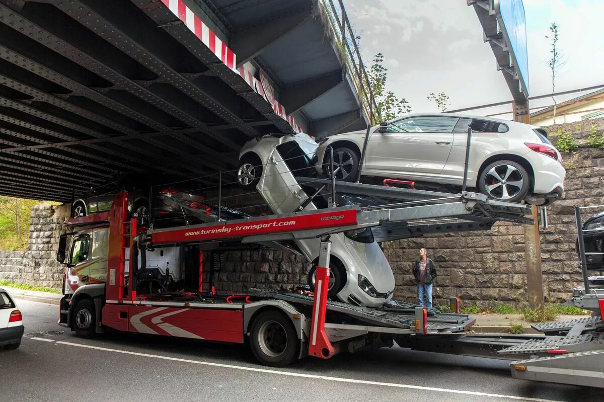 Сколько машин в автовозе. Автовоз с BMW e60. Автовоз Lohr 1.21. Axor РОЛЬФ автовоз. Фура автовоз.