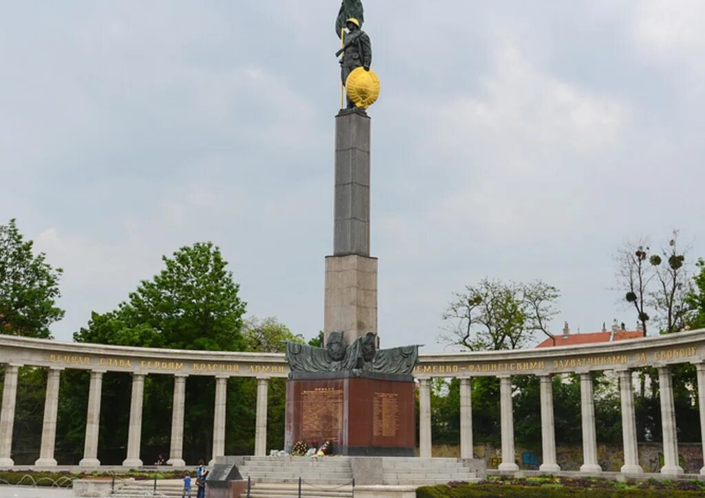 Памятник советским воинам. Памятник советским воинам освободителям в вене. вена памятник советскому солдату. австрия вена памятник советским солдатам. памятник воину освободителю в вене.