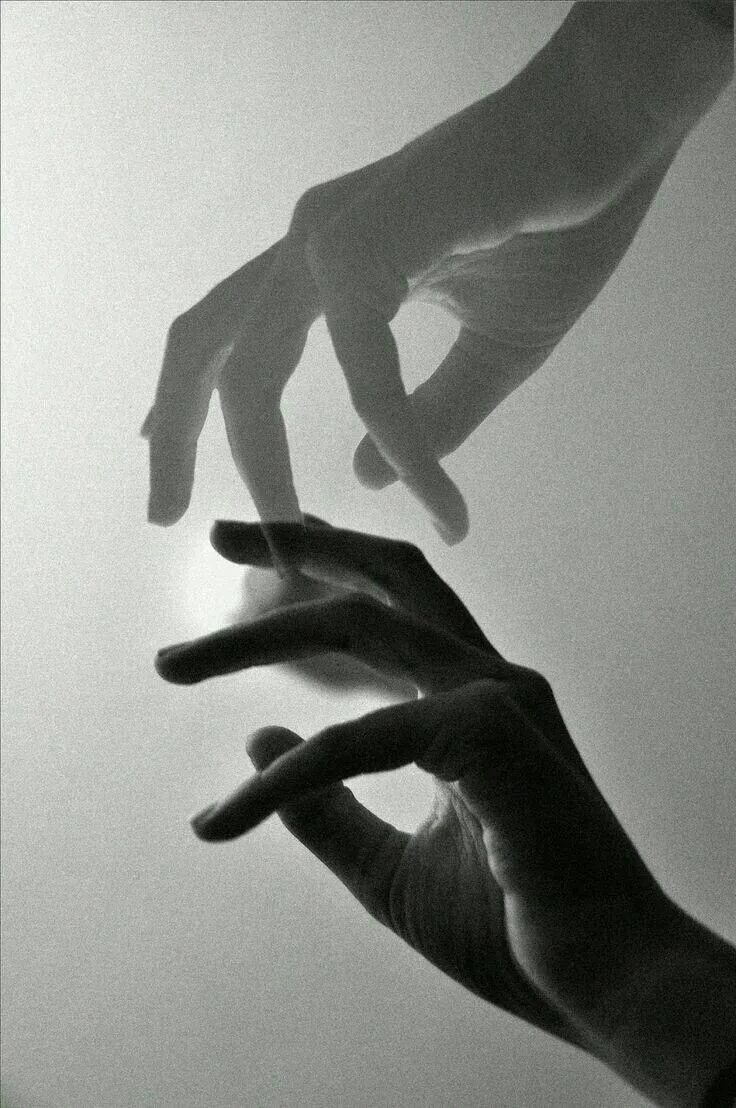 Любовь с концов пальцев. Касание рук. Рука черно белая. Прикосновение рук. Руки любовь.