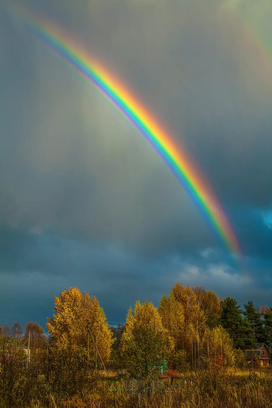 Очень красивая радуга. Двойная радуга. Радужные лучи. Небо цвета радуги. Атмосферное явление радуга.
