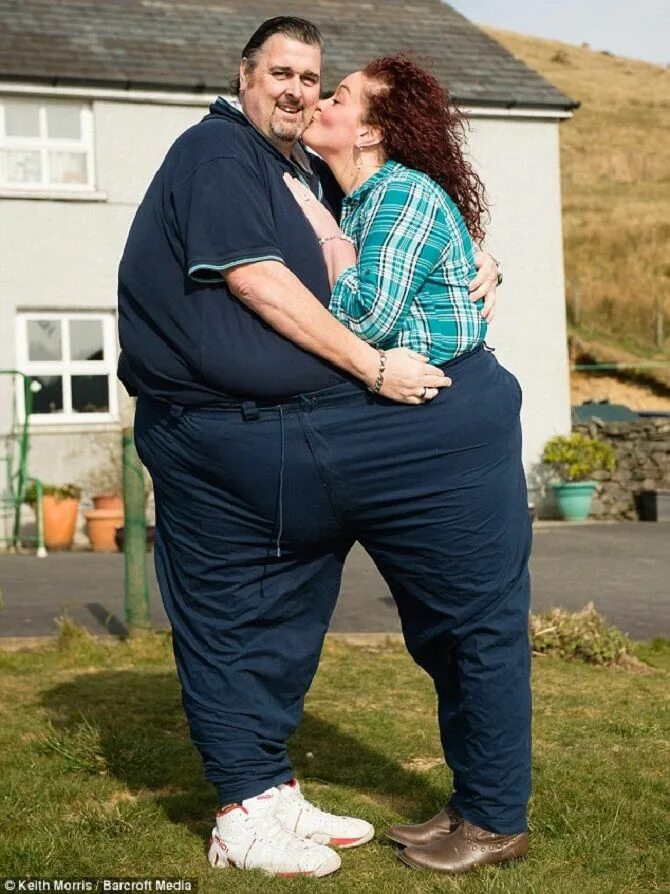 Жена толще. Полные мужчина и женщина. Жирная парочка. Высокий толстый мужчина. Мужчина и толстая женщина.
