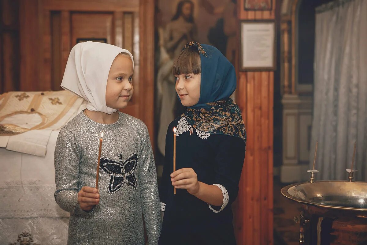 Православные женщины в платках. Православная девушка в храме. Православные женщины в платках. Православные женщины в платках. Православная женщина.