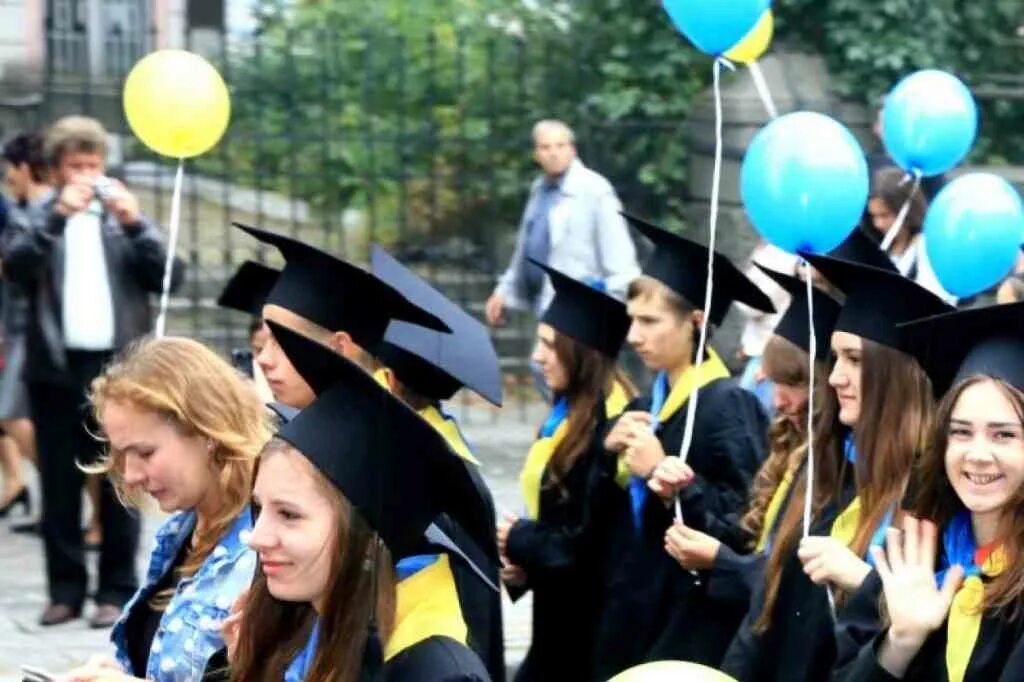 Школа по украински. Школьники украины. Украинские школьники. Украинские ученики. Украинские школьники.