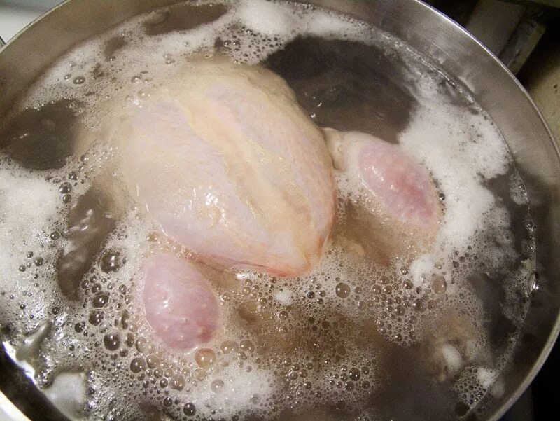 Соседка готовила курицу закончилась соль. Курица варится. Курица варится в кастрюле. Куриная грудка варится.