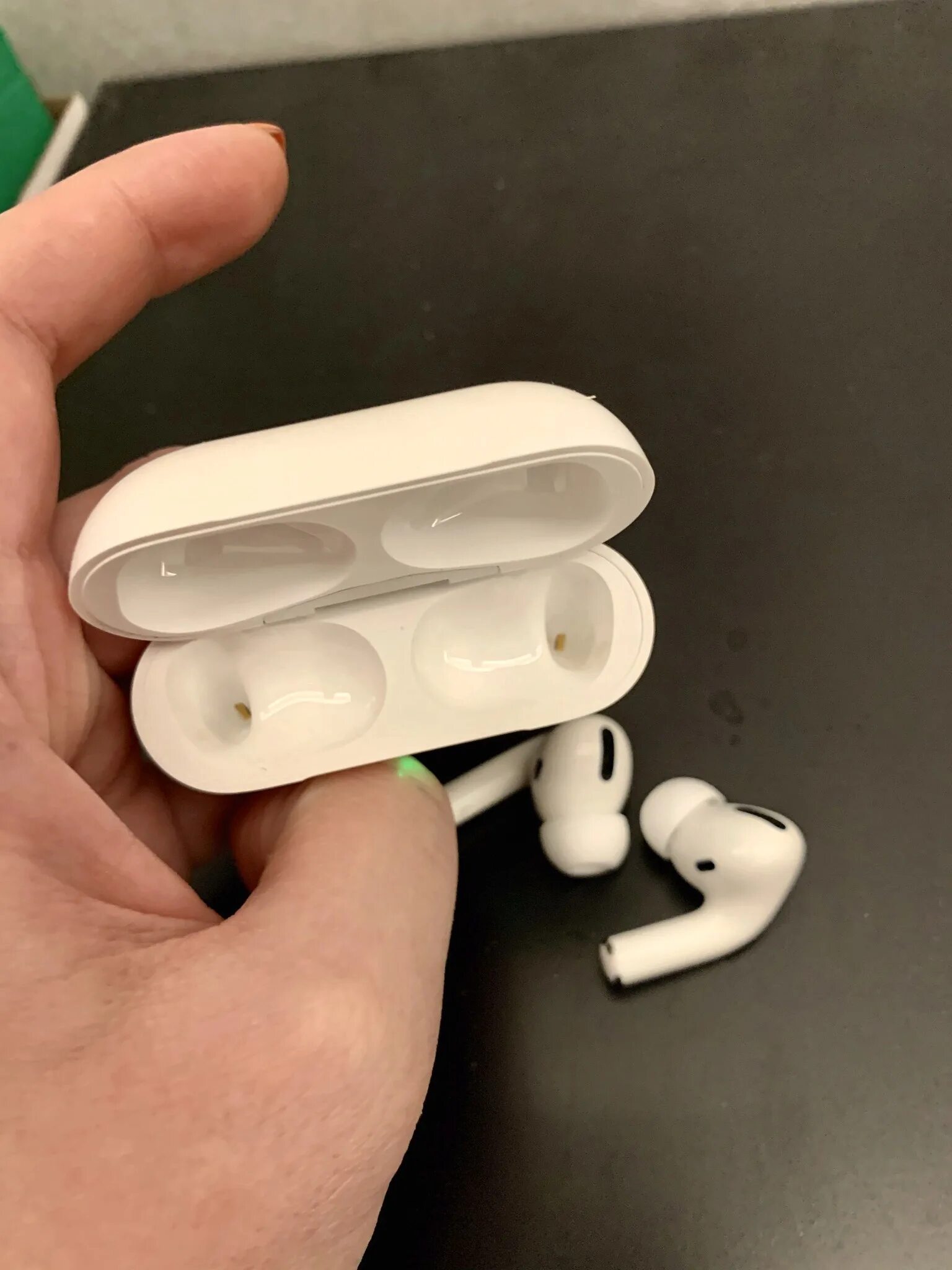 Аирподс стоят. Беспроводные наушники apple airpods pro 2. наушники apple аирподс. наушники airpods pro с айфоном. наушники беспроводные apple airpods 4 pro.