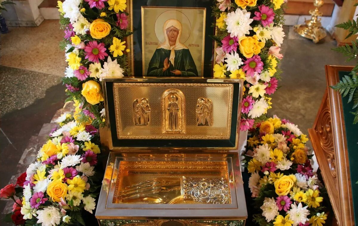 Где находится мощь матроны. Ковчег с частицей мощей матроны московской. святая блаженная матрона московская мощи. мощи блж матроны московской. святые мощи блаженной матроны московской.