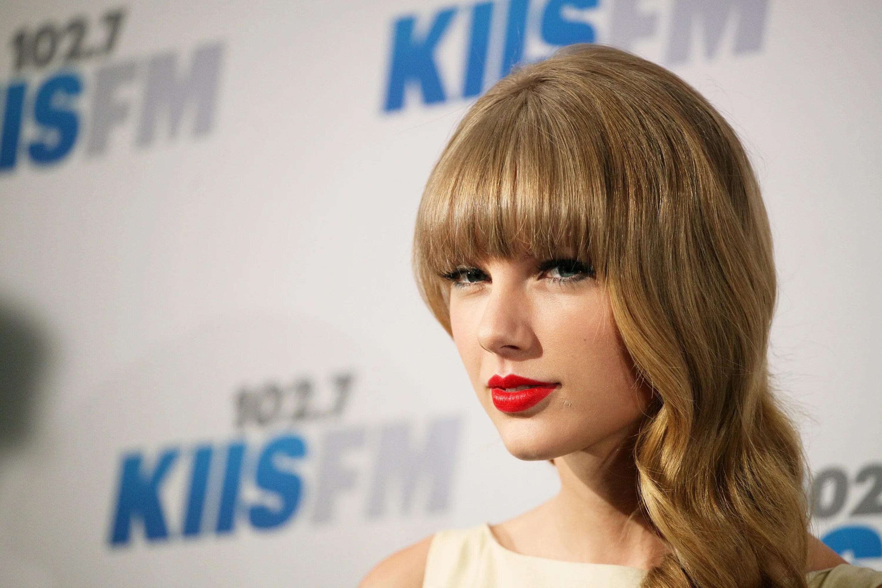 I look in people windows taylor swift. Тейлор свифт. taylor swift тейлор свифт. тейлор свифт 2012. тейлор свифт 2025.
