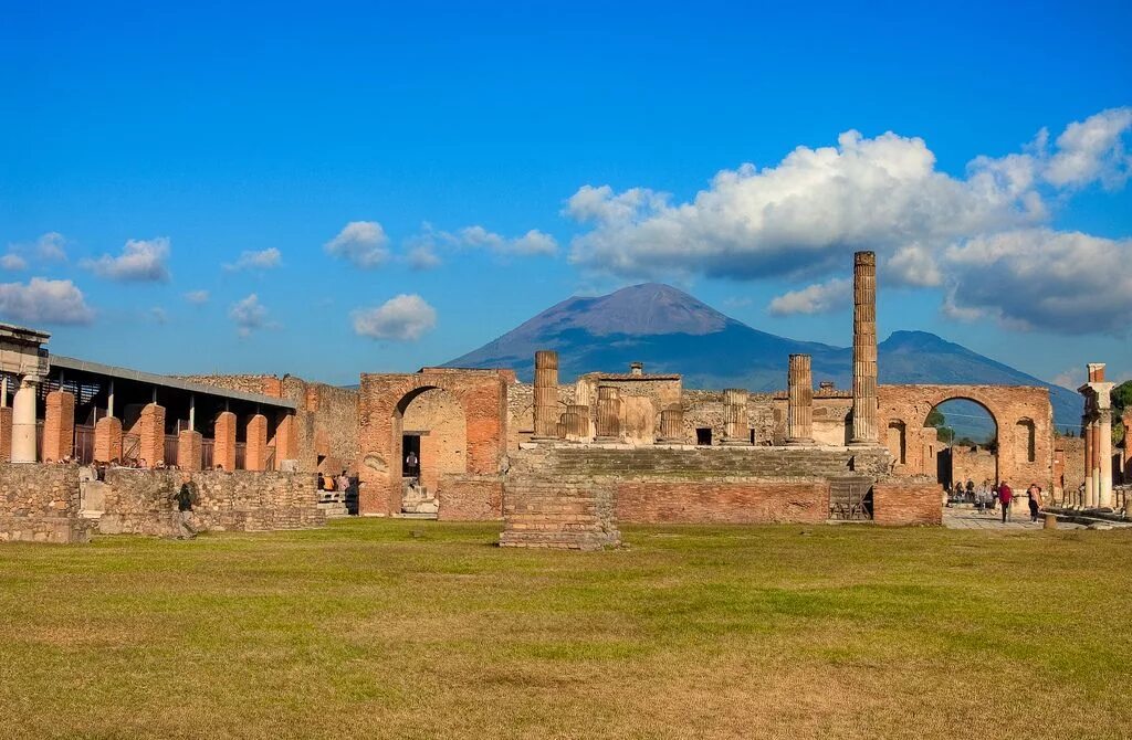 Mt vesuvius. Вулкан Везувий в Италии. Везувий Помпеи. Италия Везувий и Помпеи. Неаполь Везувий.