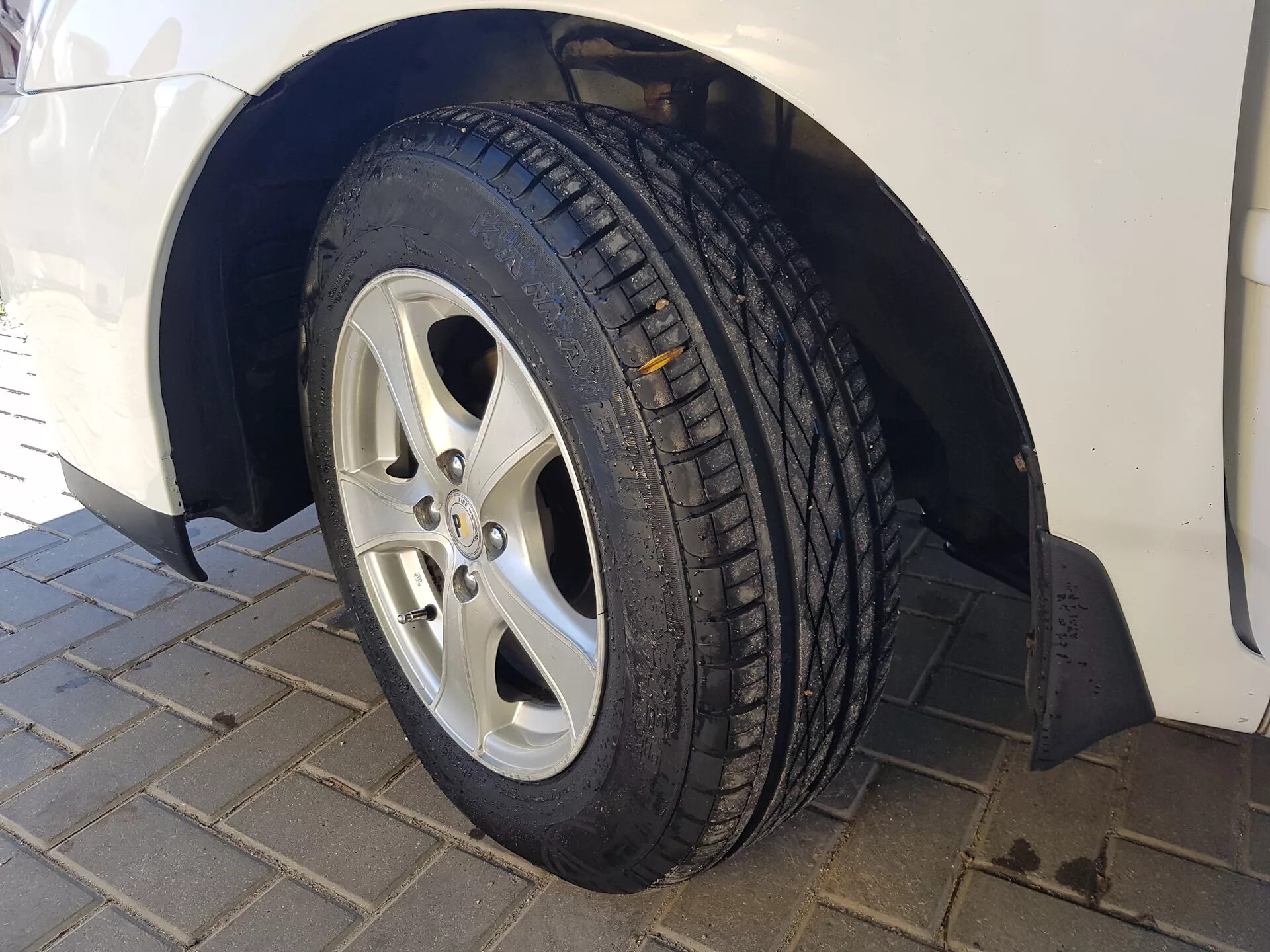 Покрышки для toyota corolla оригинал. 195/65 r15 corolla. Шины на тойоту короллу 16 радиус. Резина на тойота королла 150. Тойота королла 195/65 r15.