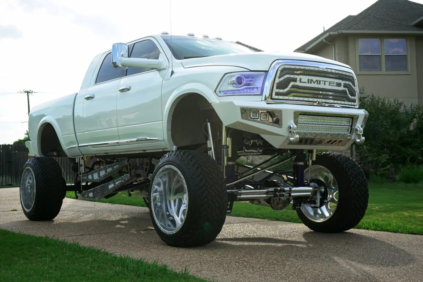 Стоит ли рам. Dodge Ram 3500 Limited. Dodge Ram 4x4. Dodge Ram 4x4 Limited. Dodge Ram 3500 4х4.