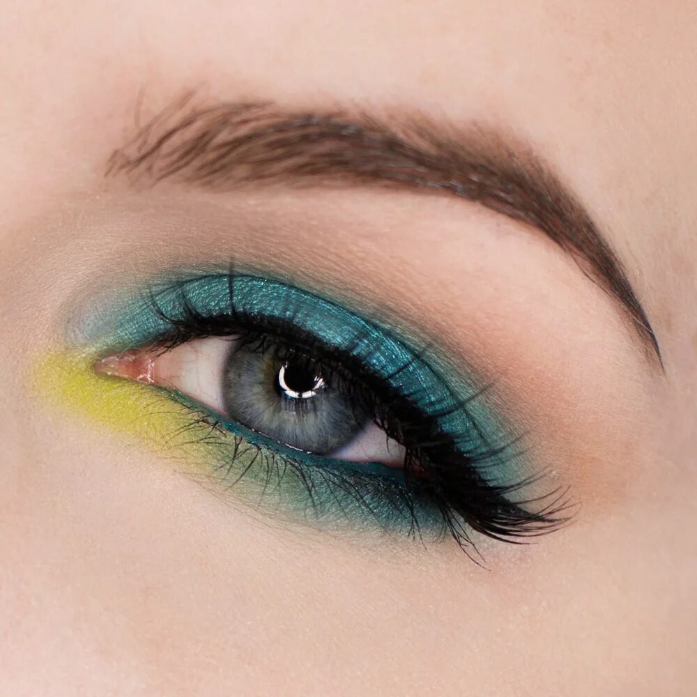 Зелено голубо желтые глаза. Желто зеленый макияж. Макияж с зелеными тенями. Сине зеленый макияж. Макияж для зеленых глаз.