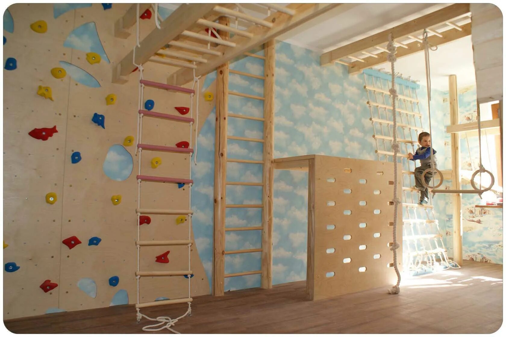 Детский домашний скалодром. Стена для скалолазания в детской. Скалодром в квартире. Скалодром в детской.