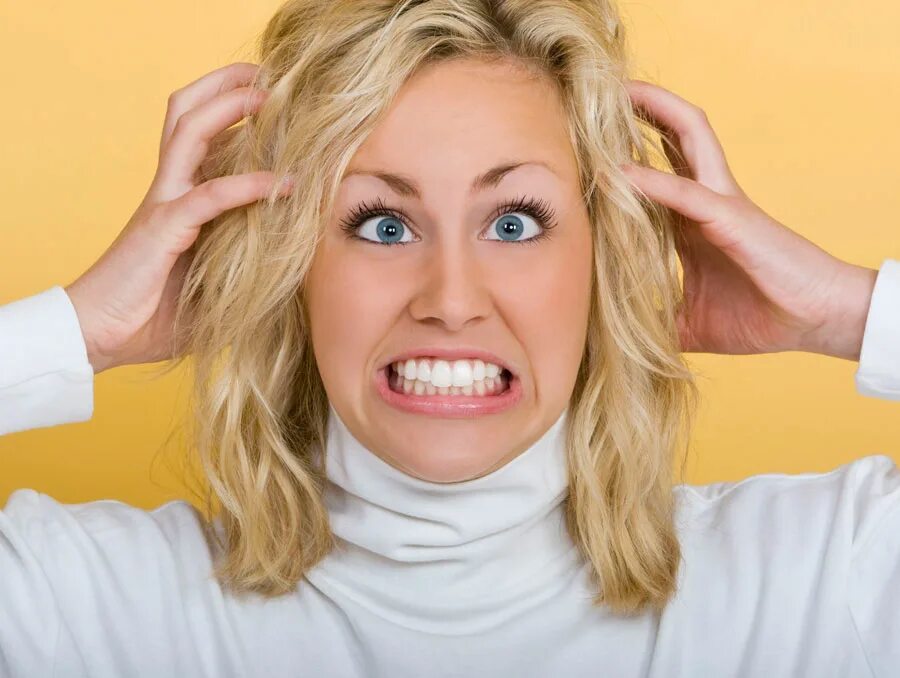 Раздраженный человек. Раздражение эмоция. Стала злой и раздражительной что делать. Человек в стрессе. Истеричная женщина.
