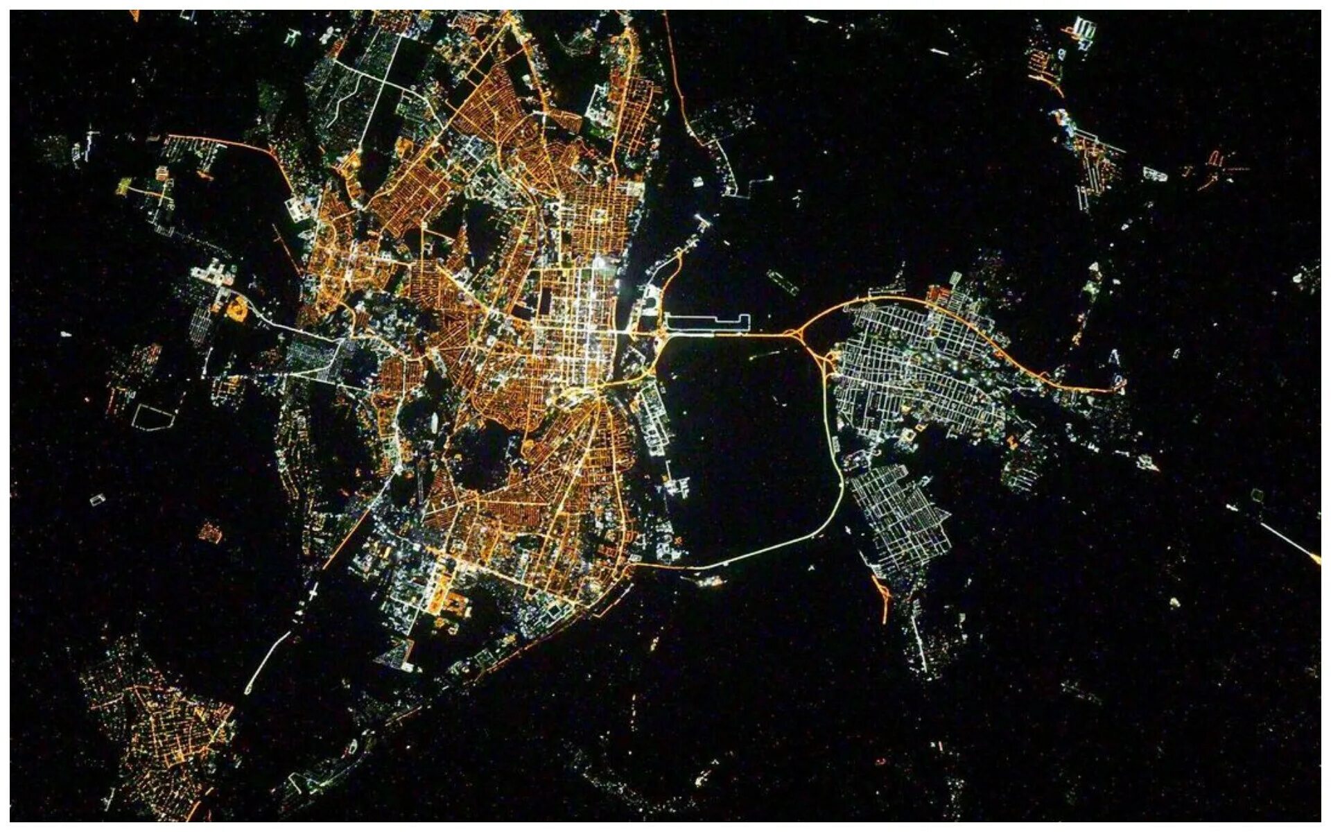 города из космоса. саратов ночью из космоса. ночной саратов снимок из космоса. снимок из космоса нью йорк. друзья со спутника.