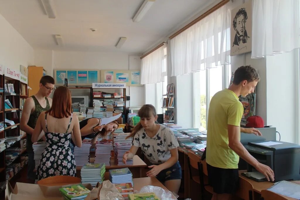 занятость подростков. рабочие места для несовершеннолетних. молодежь на рынке труда. служба занятости школьников.