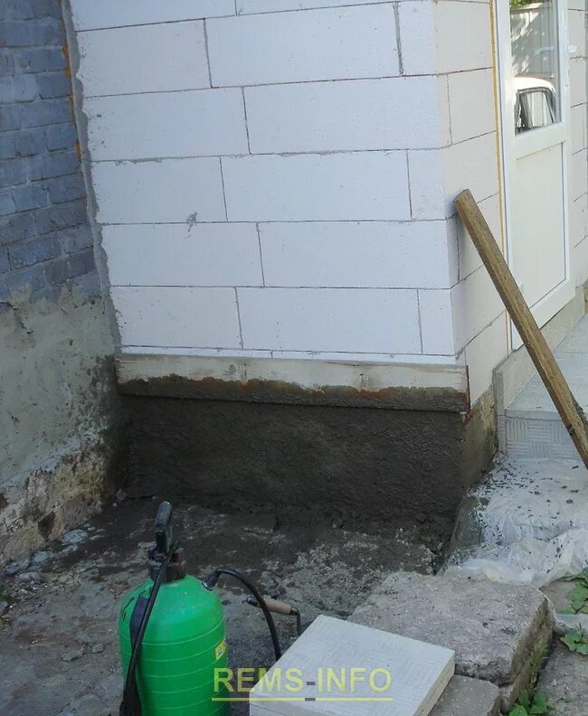 Отходит пристройка. Отходит пристройка. Пристройка туалета к деревянному дому. Пристройка из пеноблоо. Стяжка стен.