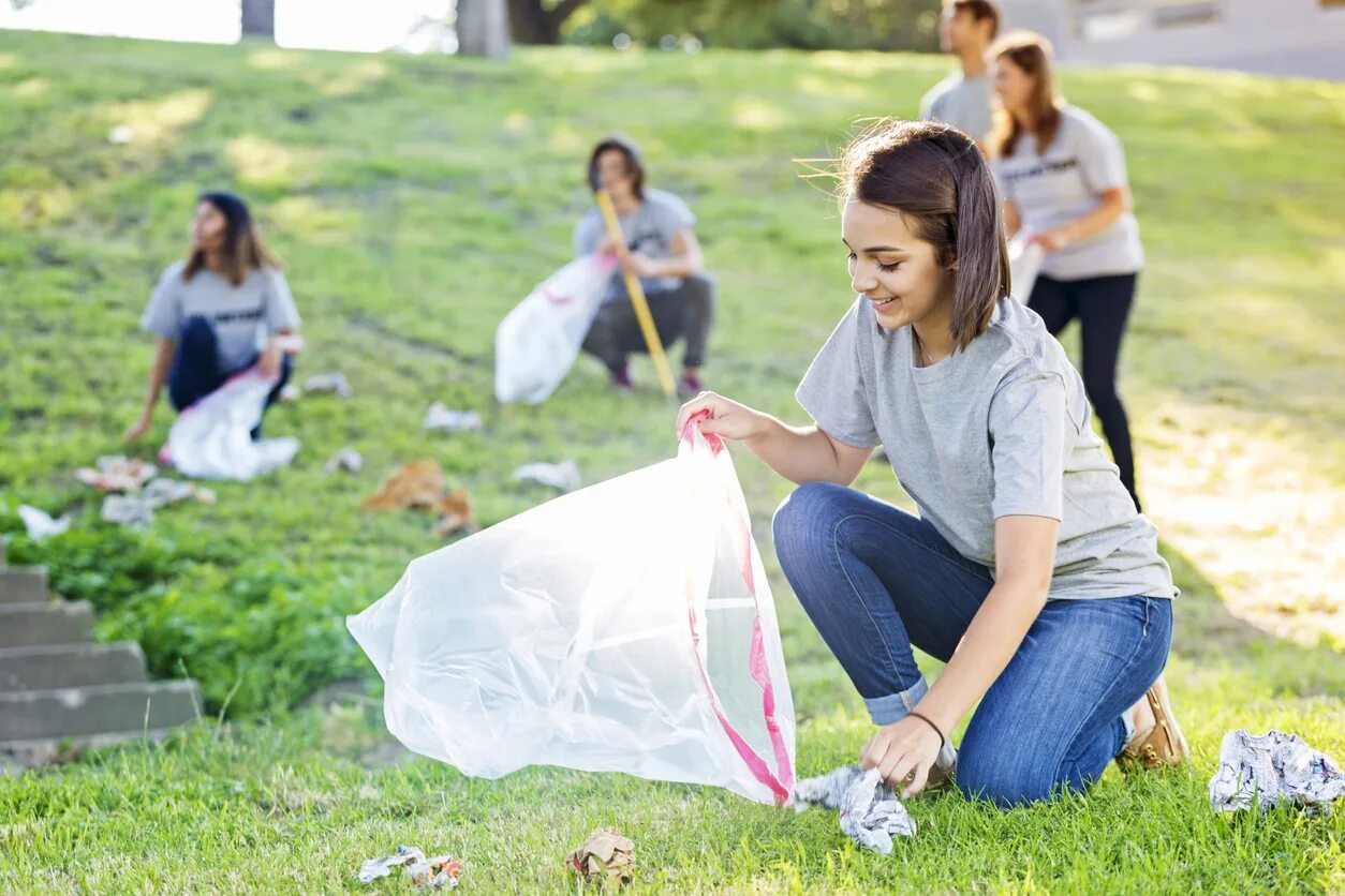 We had to pick up. Волонтеры убирают пластик. Picking up Litter.