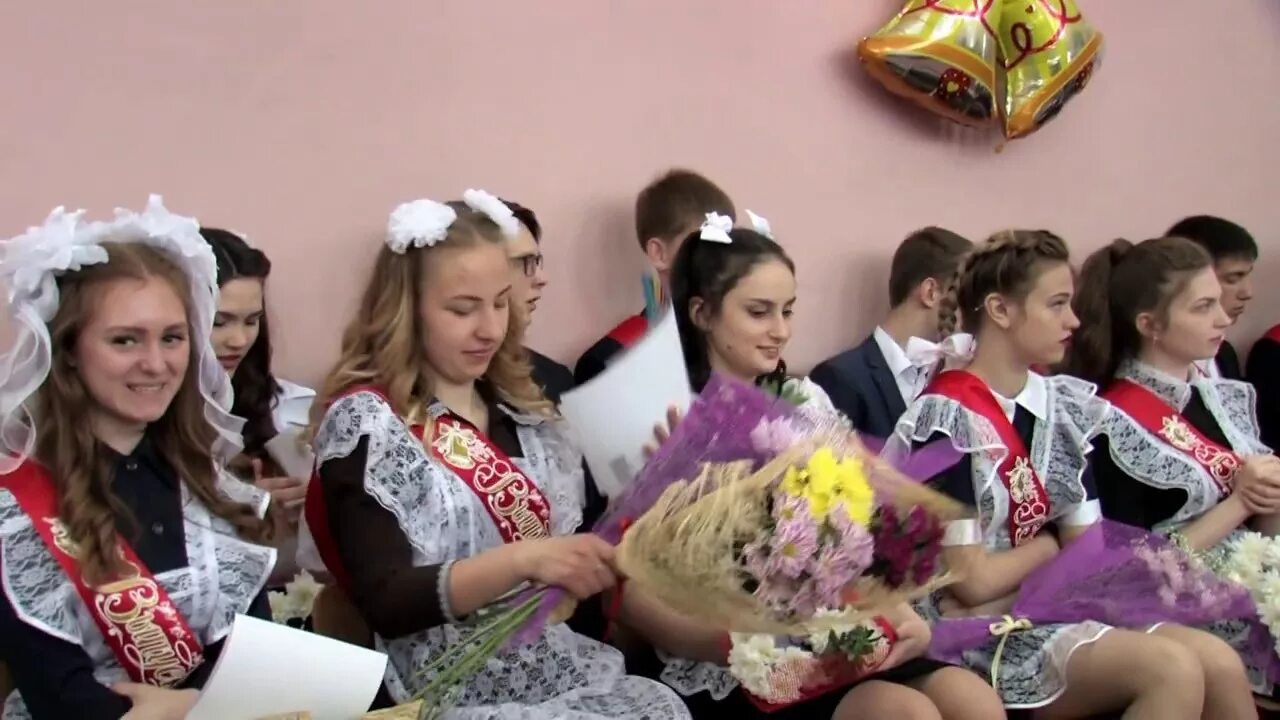 Выпуск 2018 школа. МКОУ СОШ 2 Вихоревка. Школа 1 Вихоревка. Учителя 10 школы Вихоревка. Школа 2 Вихоревка фото.