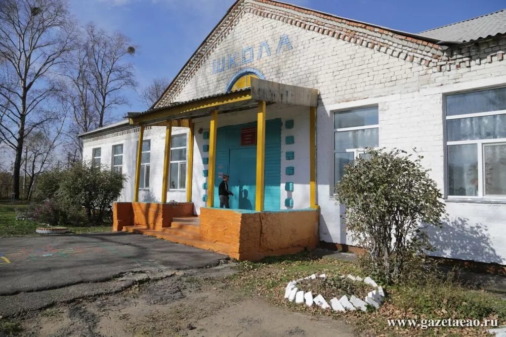 Здание школы в деревне. Школа в деревне. Кудринская средняя школа тогучинского района. Деревня школьная. Посад усть кишерть.
