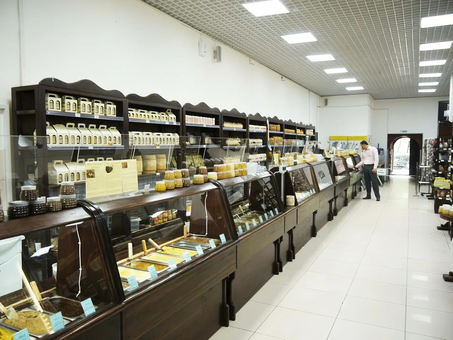 Мед магазин адреса. Дом мёда в Москве на Новокузнецкой. Красивый магазин мёда. Выкладка меда в магазине. Красивый медовый магазин.