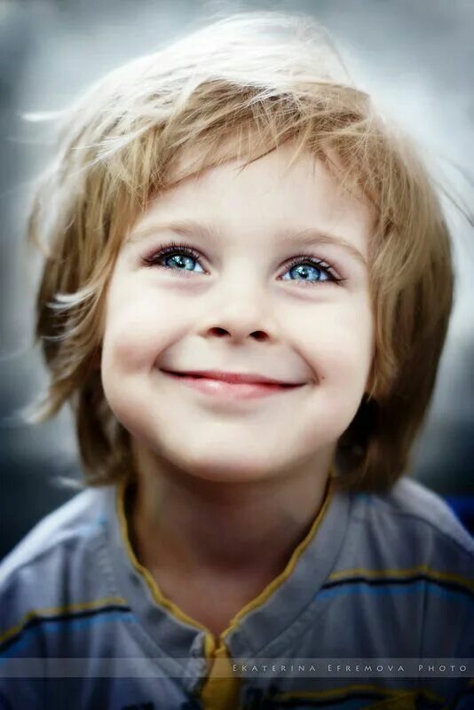 Лицо улыбка ребенок. Мальчик улыбается. Ребенок улыбается. Улыбчивый ребенок. Ulebayushiy malchik.
