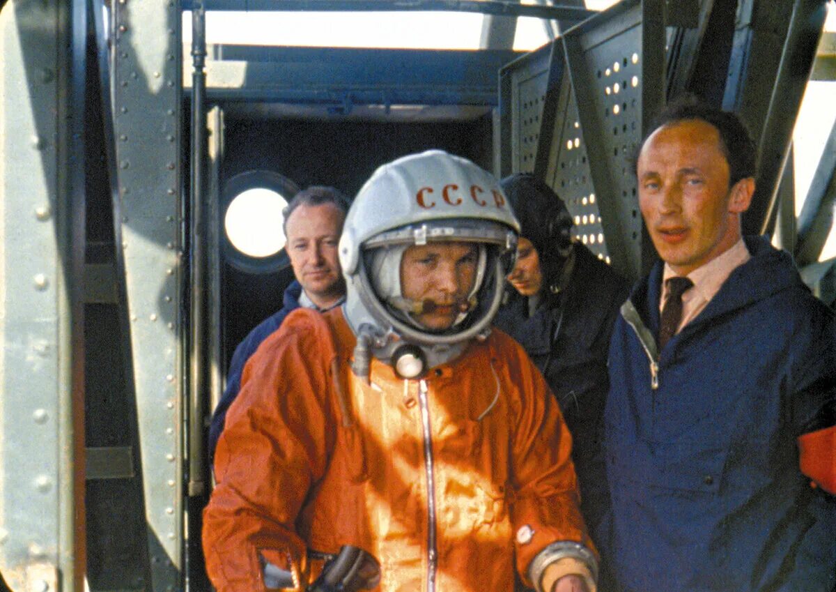 1961 год космос. Космонавт 1961 Гагарин. Юрий Гагарин первый полет. Юрий Гагарин 1 полет в космос. Юрий Гагарин 1961 Восток.