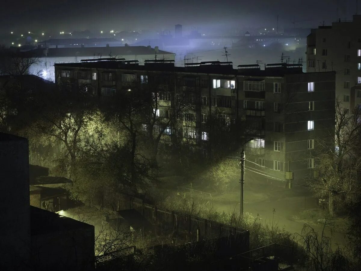 Россия эстетика ебеней. Серость россии. Депрессивные панельки. Грустный двор. Лиговский двор мрачный.