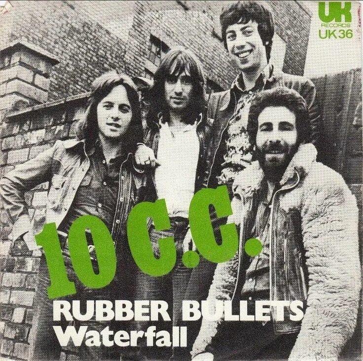 Популярные синглы. 10cc 1973. 10cc Rubber Bullets. Группа 10cc альбомы. Группа 10cc обложка.