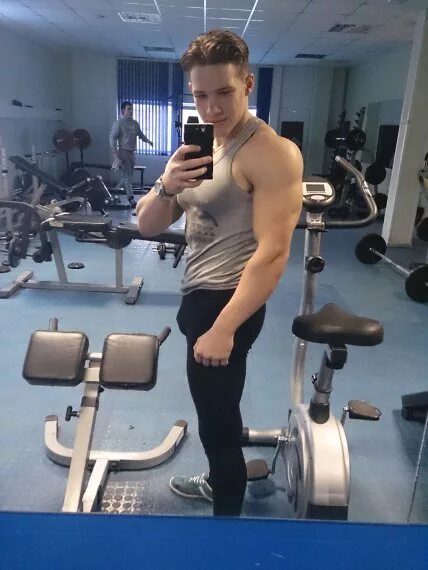 Максим тесля. Стив кук менс физик. Качалка для мужчин. Парни в качалке. Пацаны в качалке.